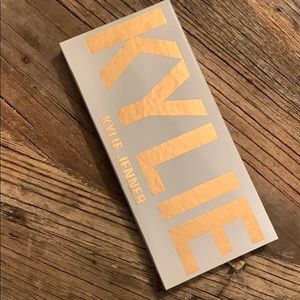 Kylie Cosmetics Makeup - Kylie Eye Palette in Natural colors Kylie Cosmetics Makeup - Kylie Eye Palette in Natural colors